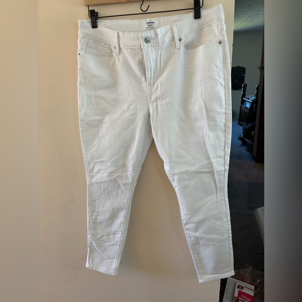 Denizen Levi's Women's Crisp White Ankle Jeans